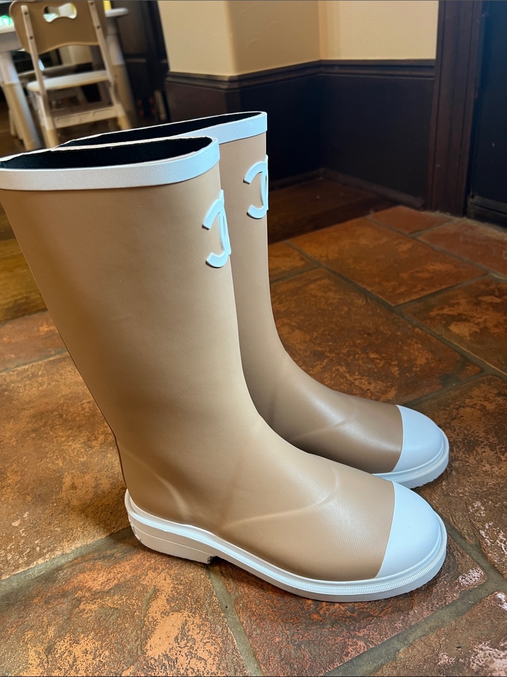 CHANEL Tan beige and White CC Logo high pull on Rubber Boots wellies 38 7.5 - Picture 4 of 8